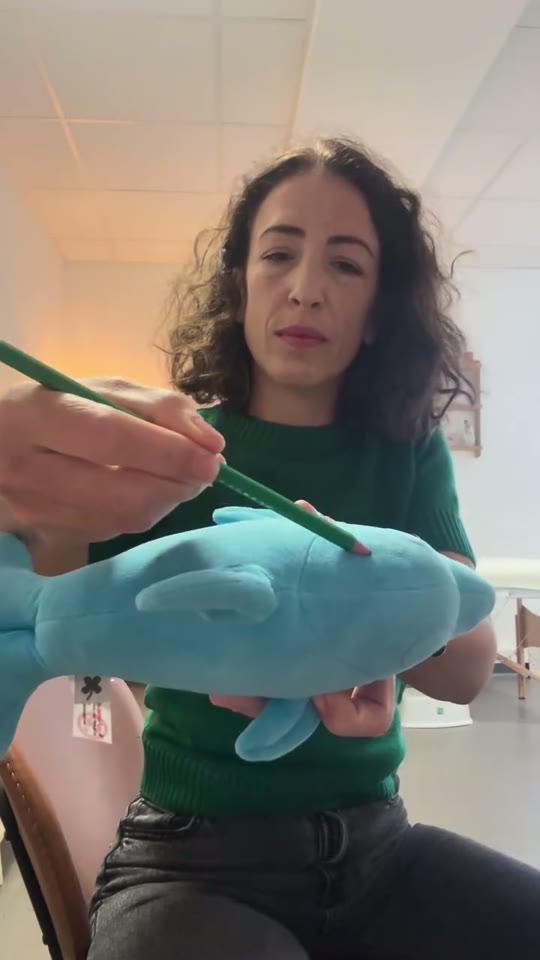 Pencil tracing on a toy's back: screenshot from the supplied demonstration at 0:33