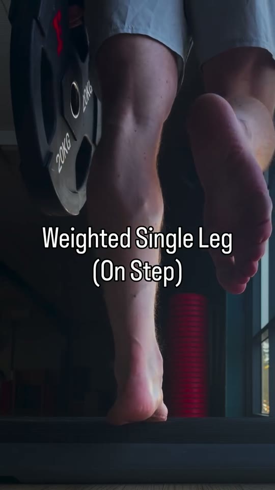 Weighted single-leg heel raise: screenshot from the supplied demonstration at 0:21